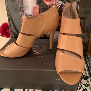 Leather Vince Camuto sandals